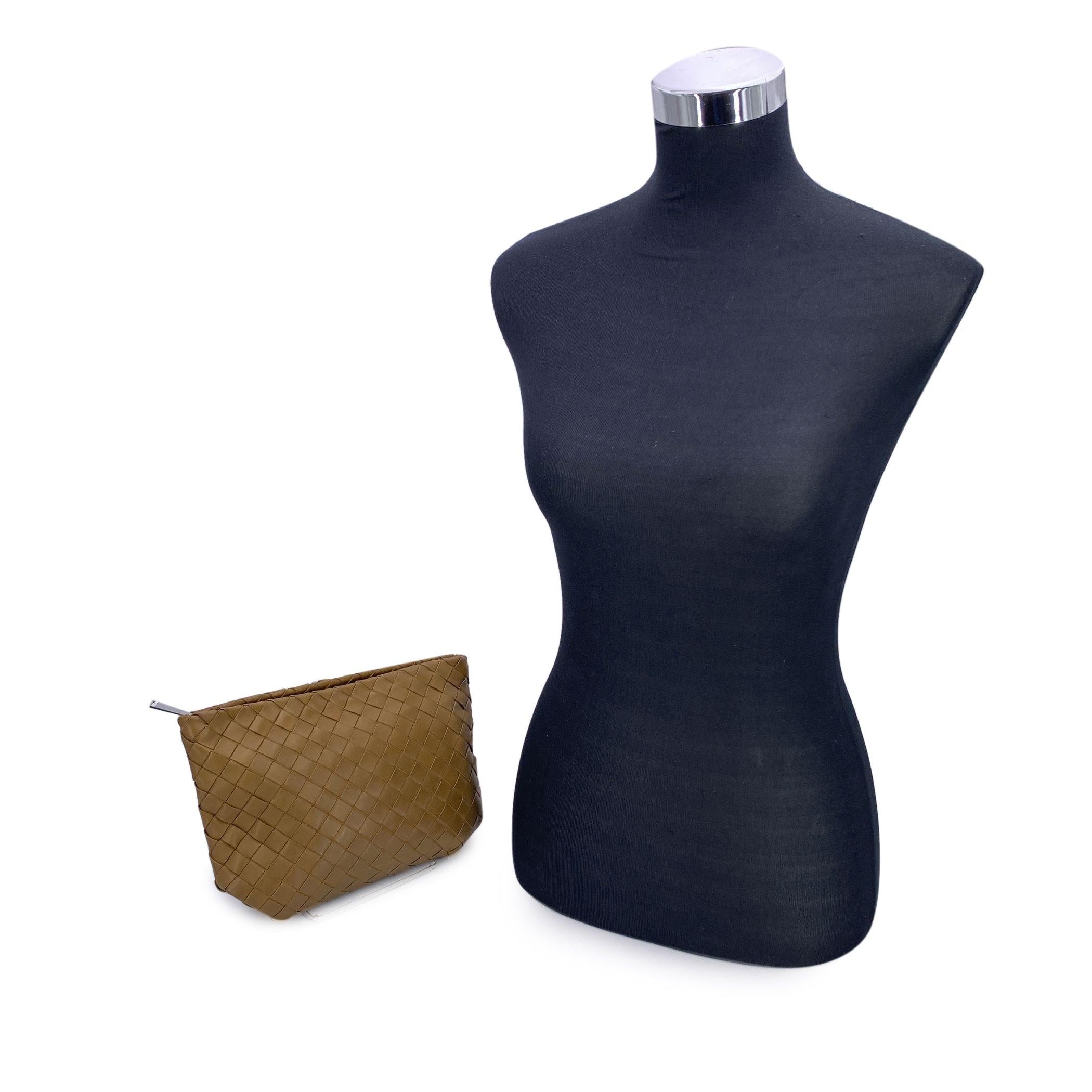 Bottega Veneta Intrecciato Zip Pouch - A Touch of Woven Gold Die Handwerkskunst von Bottega Veneta hat etwas unverkennbar Zeitloses - und dieses Intrecciato Zip Pouch Wristlet ist da keine Ausnahme. Sie ist aus butterweichem Lammleder in leuchtendem