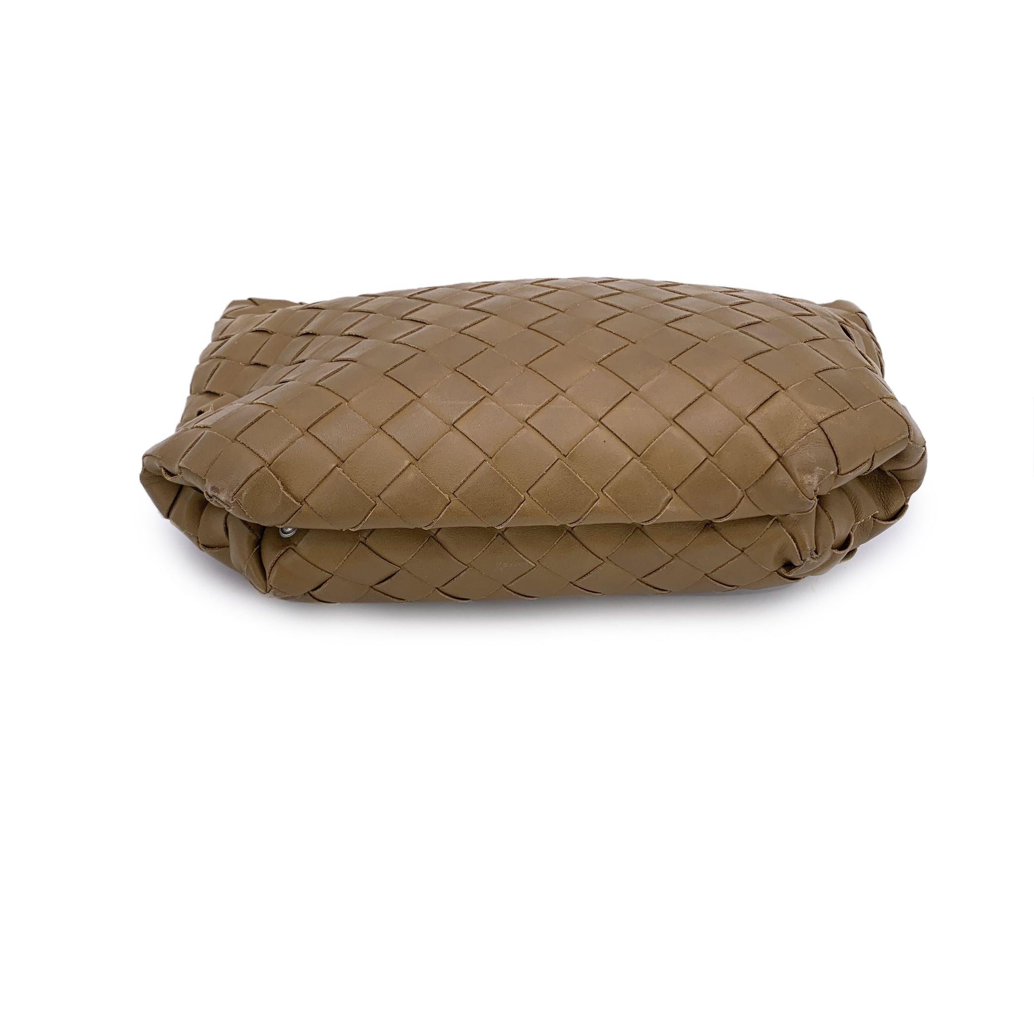 Bottega Veneta Beige Intrecciato Leder-Clutch mit Reißverschlussbeutel und Pochette aus Leder im Angebot 1