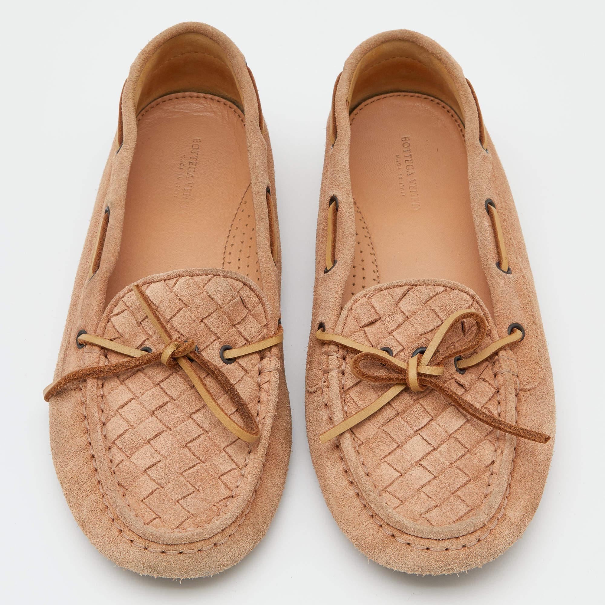 Bottega Veneta Beige Intrecciato Suede Bow Slip On Loafers Size 37 In Fair Condition In Dubai, Al Qouz 2