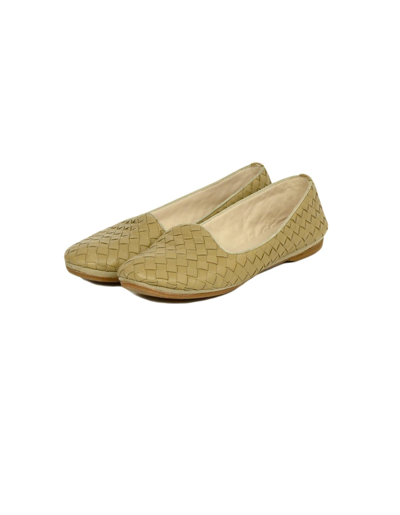 Bottega Veneta Beige Intrecciato Woven Leather Loafers sz 36.5

Made In: Italy
Color: Beige
Materials: Leather
Closure/Opening: Slip on
Overall Condition: Good pre-owned condition, scratches and marks on the insoles, and wear on soles.
Estimated