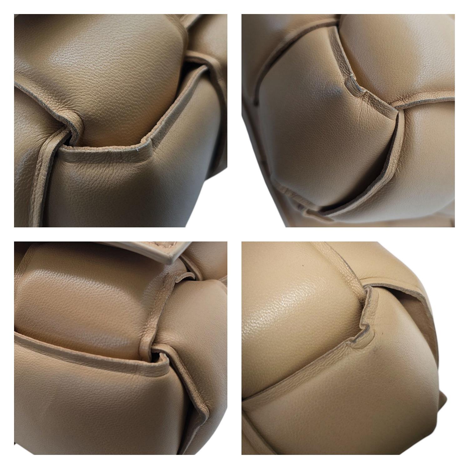 Bottega Veneta Sac à bandoulière Intreccio en cuir d'agneau beige avec chaîne rembourrée en vente 5