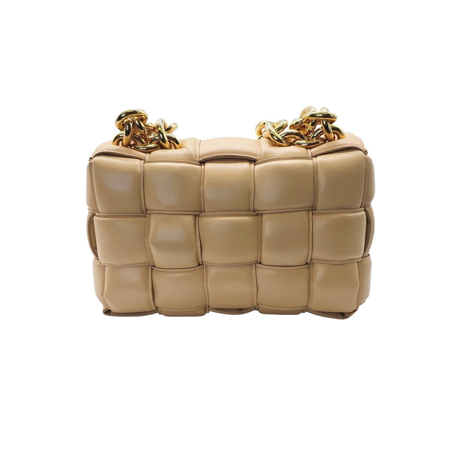 Bottega Veneta Sac à bandoulière Intreccio en cuir d'agneau beige avec chaîne rembourrée Bon état - En vente à Scottsdale, AZ