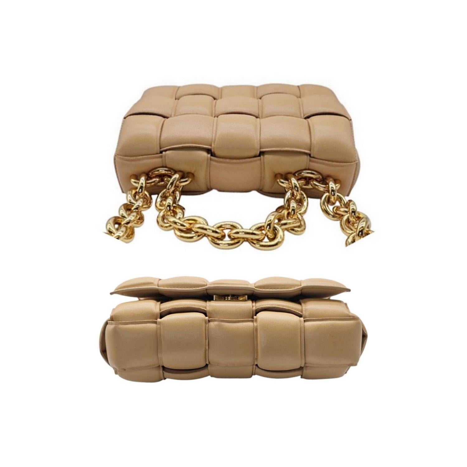 Bottega Veneta Sac à bandoulière Intreccio en cuir d'agneau beige avec chaîne rembourrée Unisexe en vente