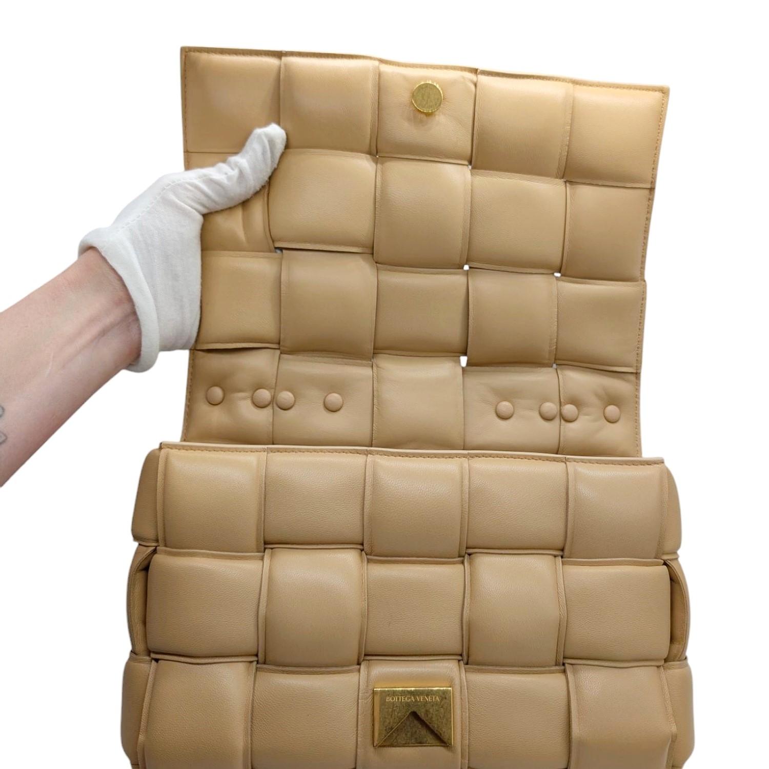 Bottega Veneta Sac à bandoulière Intreccio en cuir d'agneau beige avec chaîne rembourrée en vente 1