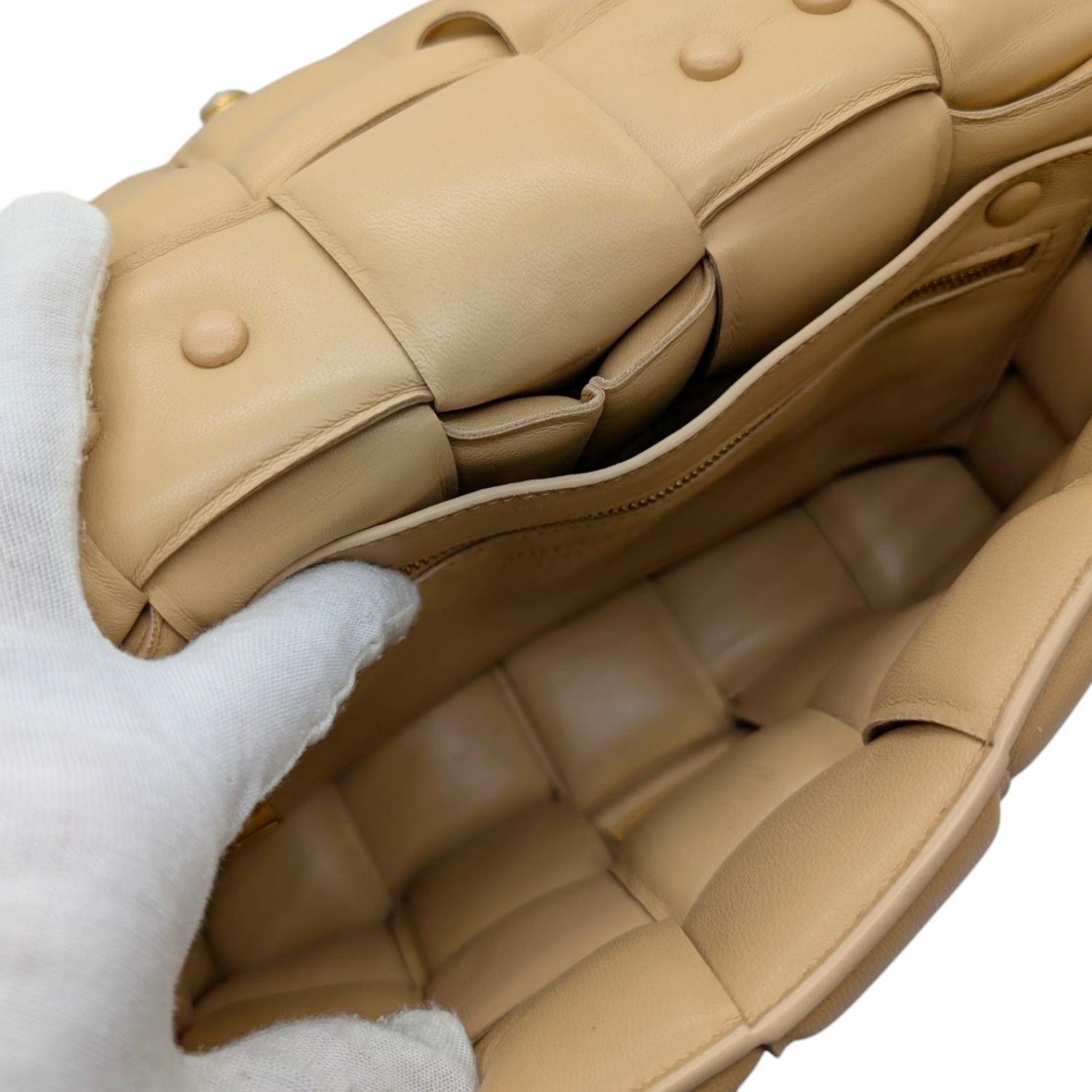 Bottega Veneta Sac à bandoulière Intreccio en cuir d'agneau beige avec chaîne rembourrée en vente 2