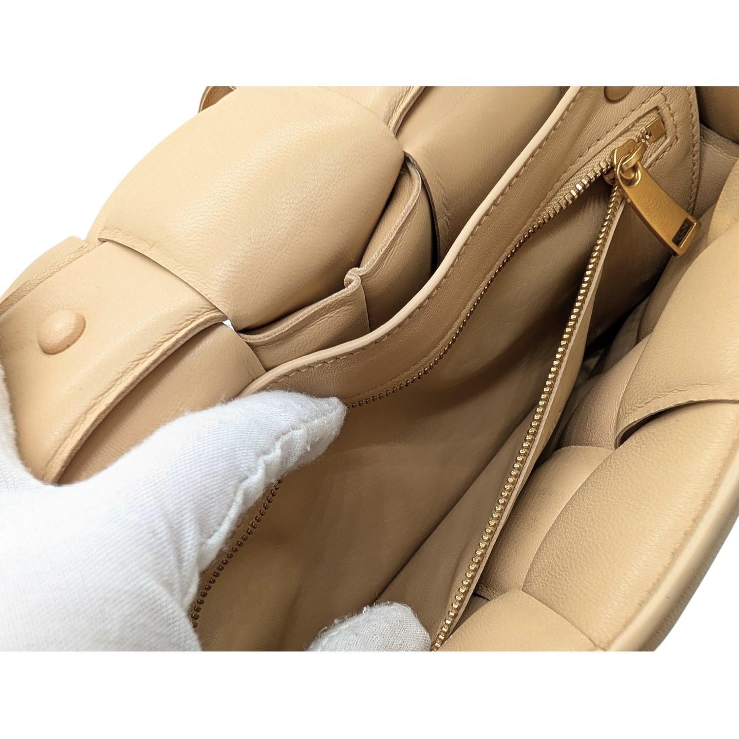 Bottega Veneta Sac à bandoulière Intreccio en cuir d'agneau beige avec chaîne rembourrée en vente 3