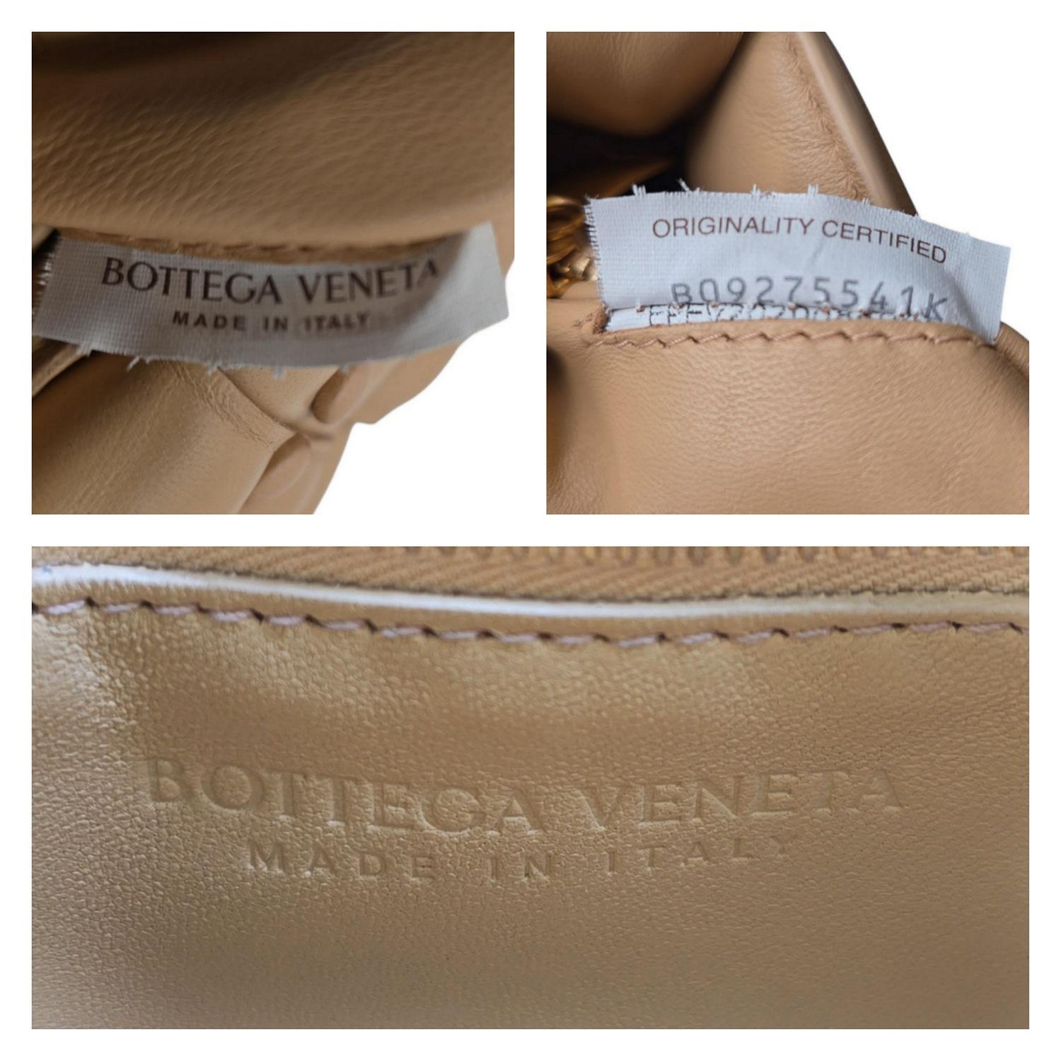 Bottega Veneta Sac à bandoulière Intreccio en cuir d'agneau beige avec chaîne rembourrée en vente 4