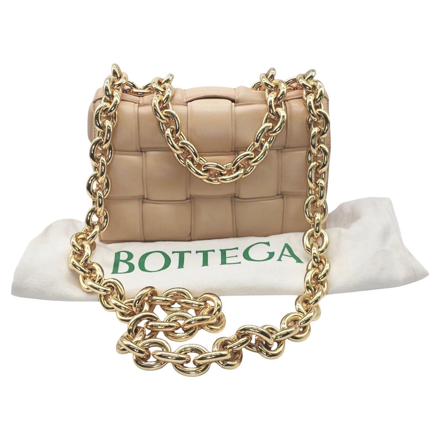 Bottega Veneta Sac à bandoulière Intreccio en cuir d'agneau beige avec chaîne rembourrée en vente