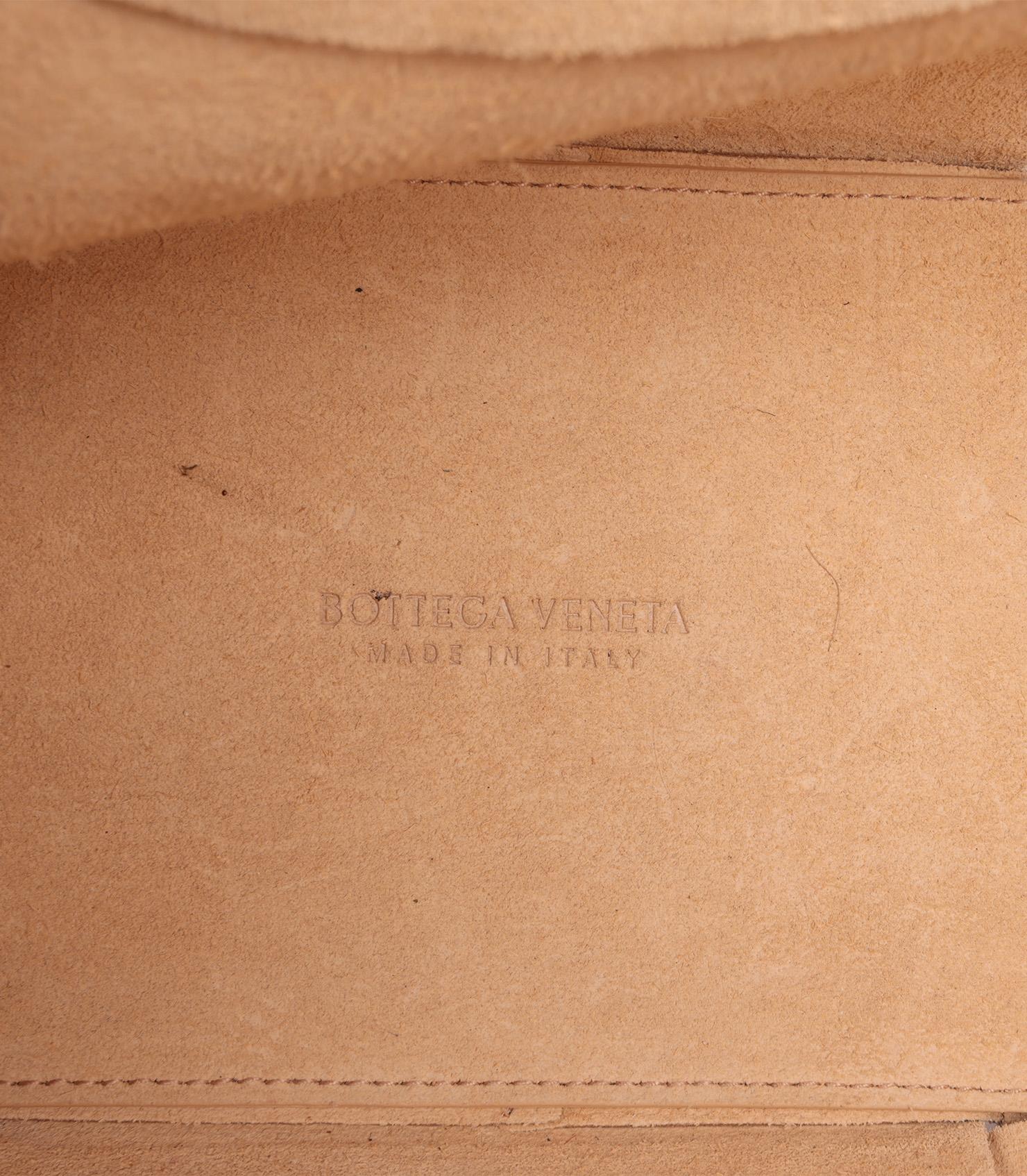 Bottega Veneta Beige Lambskin Leather Medium Acro Tote Bag For Sale 5