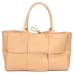 Bottega Veneta Medium Acro Tote Bag aus beigem Lammfell und Leder in Beige