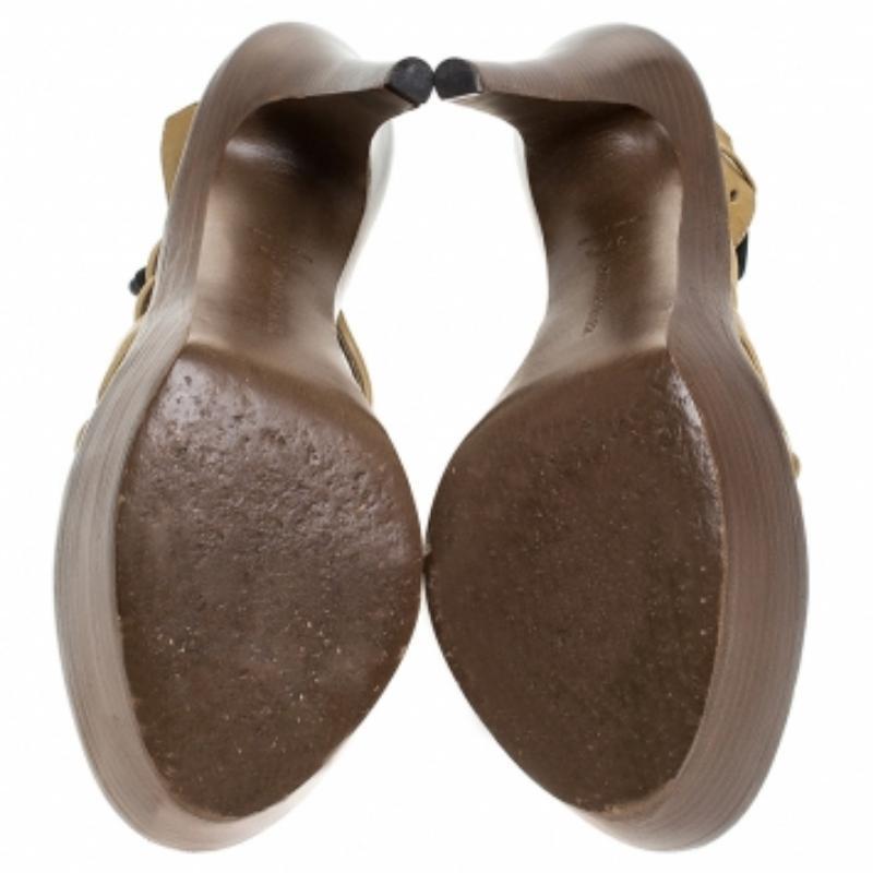 These sandals from Bottega Veneta will lend a stylish and playful edge to your feet. These leather sandals are a high-end fashion item that you need to own now. The high heels and supporting platforms complete the pair. These beige sandals are