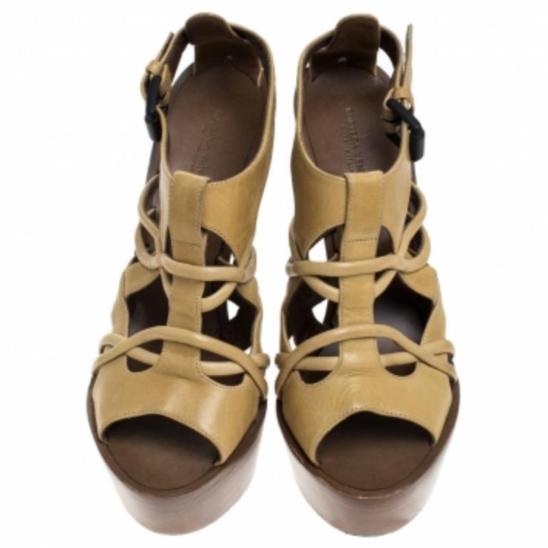 De las mujeres Bottega Veneta Beige Leather Cutout Platform Ankle Strap Sandals Size 37.5 en venta