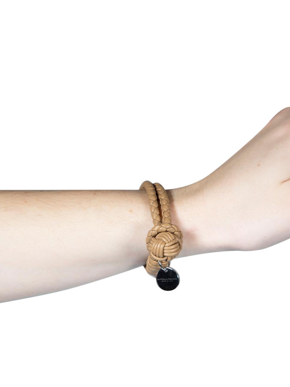 Bottega Veneta Beigefarbenes Intrecciato-Armband aus Leder im Zustand „Hervorragend“ im Angebot in London, GB