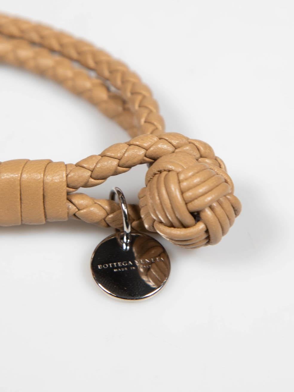 Bottega Veneta Beigefarbenes Intrecciato-Armband aus Leder im Angebot 1