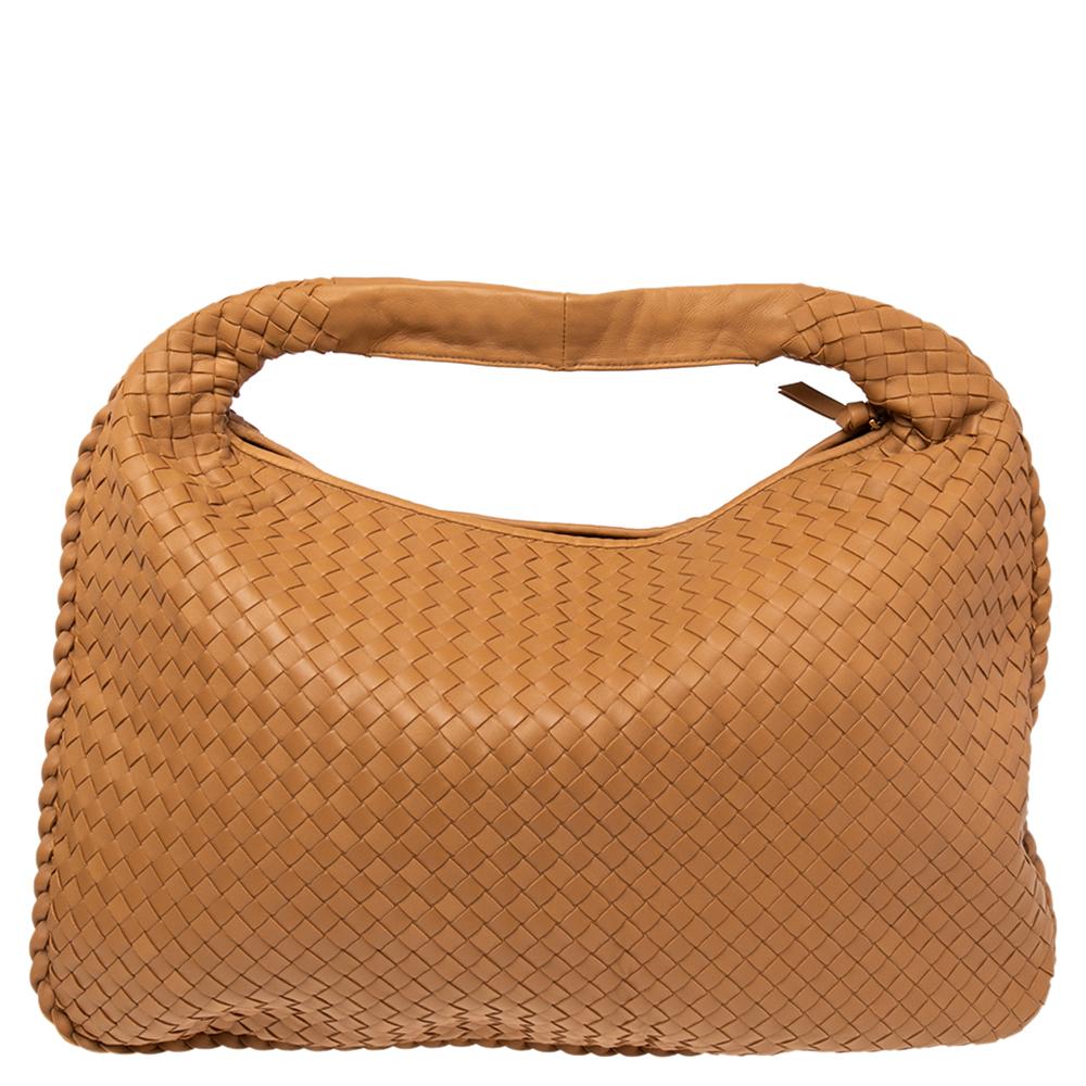 Bottega Veneta's Veneta hobo styled in a classic hobo style is totally fashion-approved and city-appropriate. The beige hue of the bag lends it a sophisticated appeal with hints of elegance, and the signature Intrecciato weave pattern makes it an