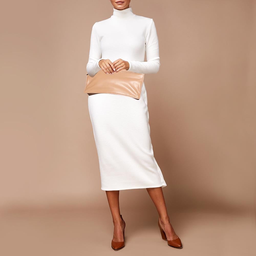 Bottega Veneta Beige Leather Oversized Clutch In Good Condition In Dubai, Al Qouz 2