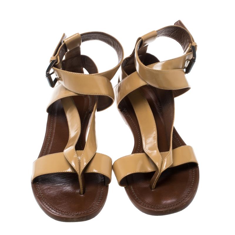 Perfect to compliment your delicate feet, these flat sandals from Bottega Veneta are a must buy! The beige sandals are crafted from leather and styled in an open toe silhouette with a V-shaped strap on the vamps. They come equipped with comfortable
