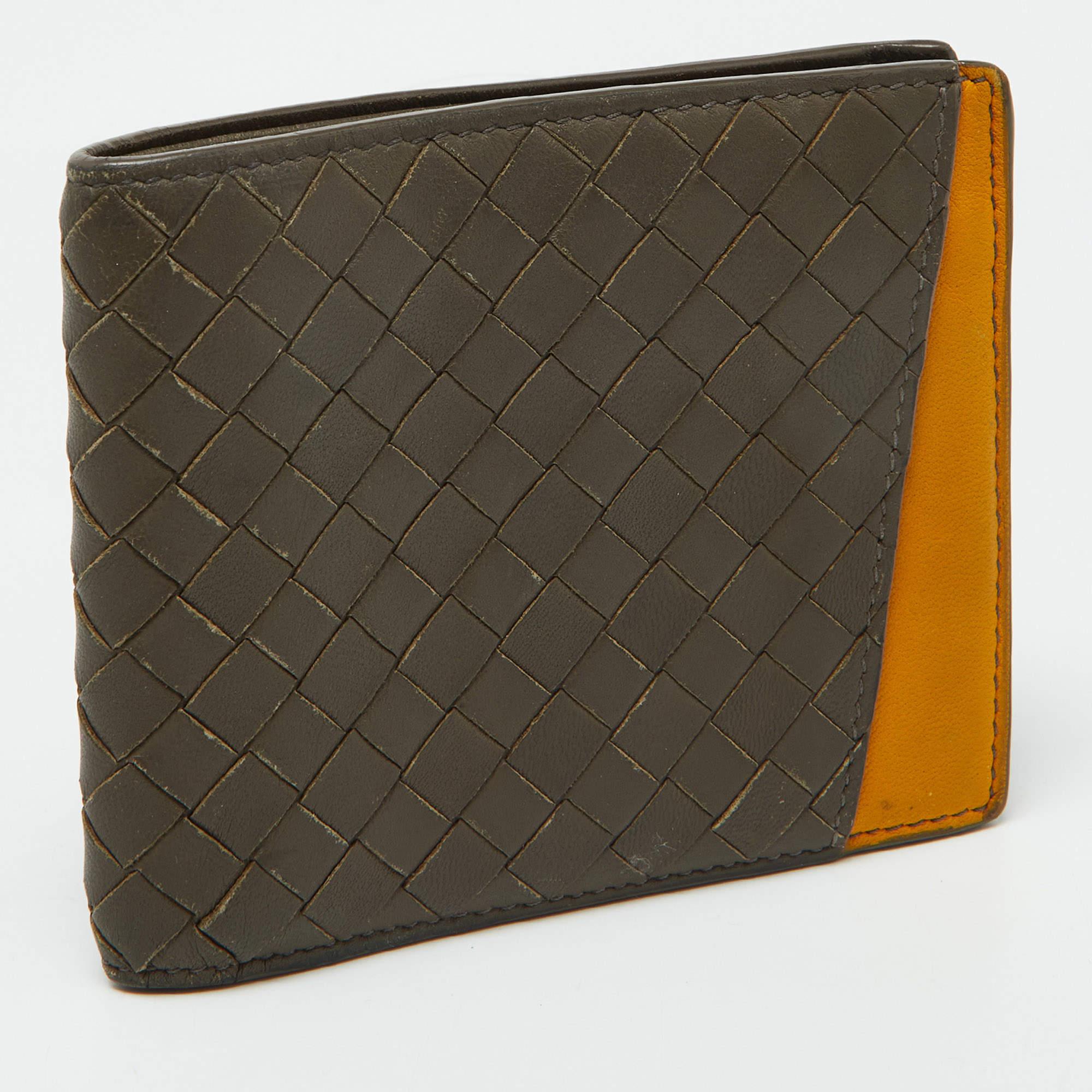 Portefeuille bifold en cuir Intrecciato beige/moutarde de Bottega Veneta État moyen - En vente à Dubai, Al Qouz 2