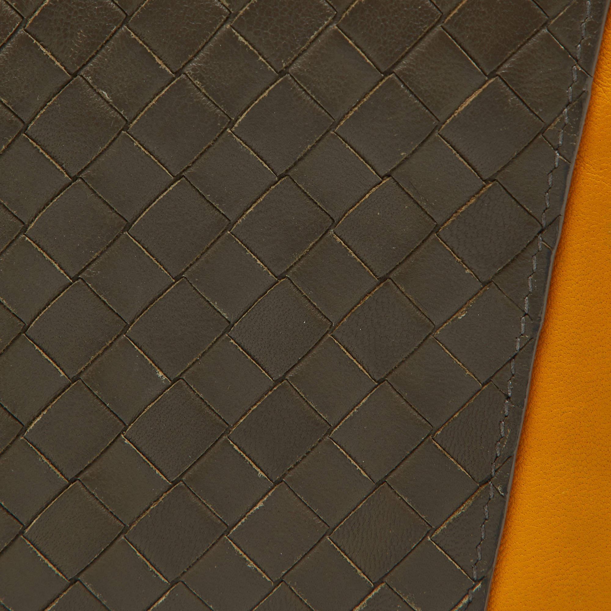 Portefeuille bifold en cuir Intrecciato beige/moutarde de Bottega Veneta en vente 1