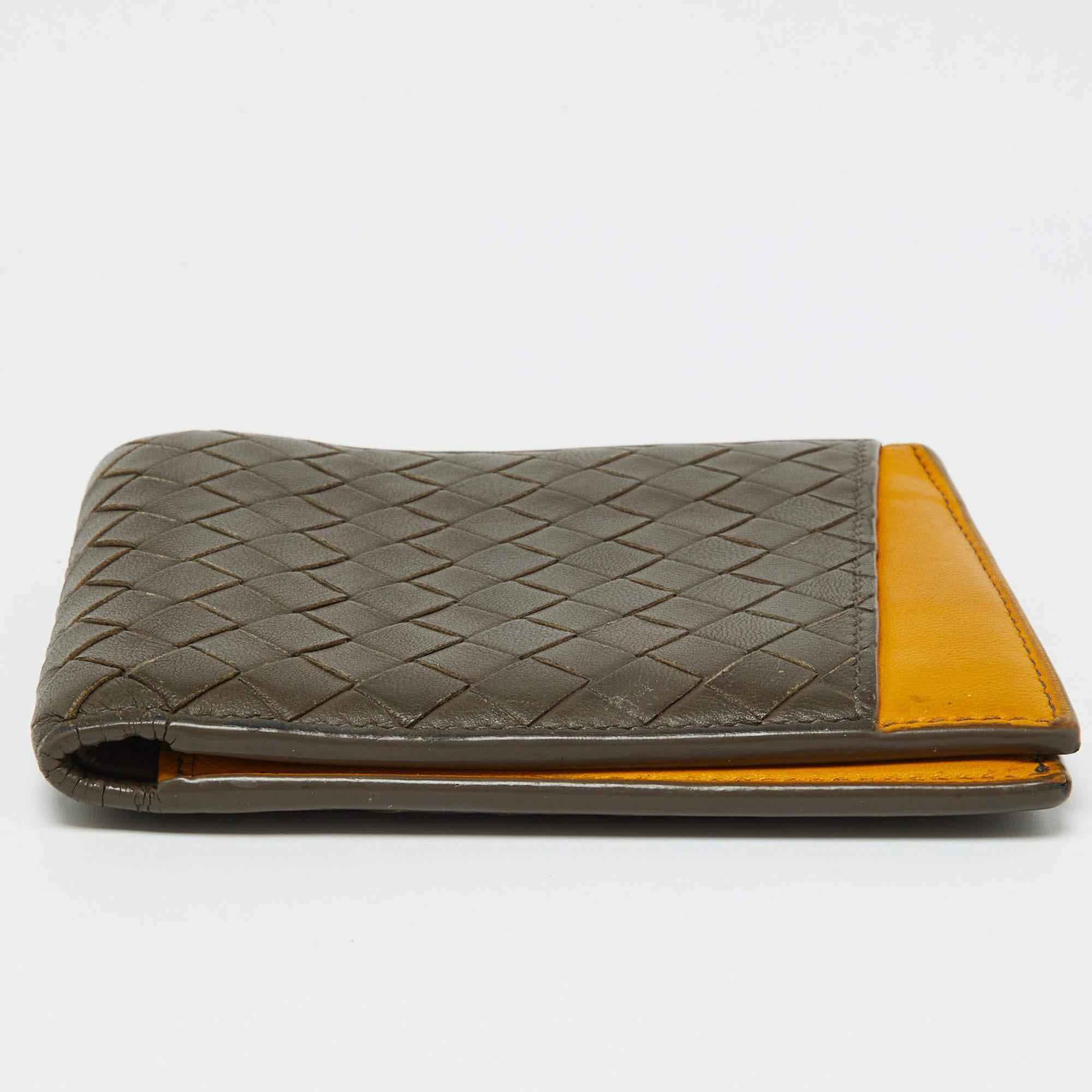 Portefeuille bifold en cuir Intrecciato beige/moutarde de Bottega Veneta en vente 2