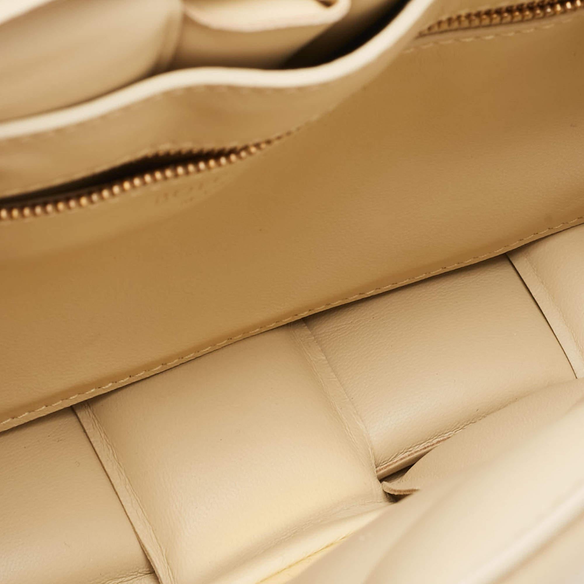 Bottega Veneta Beige Padded Leather Cassette Chain Shoulder Bag For Sale 3