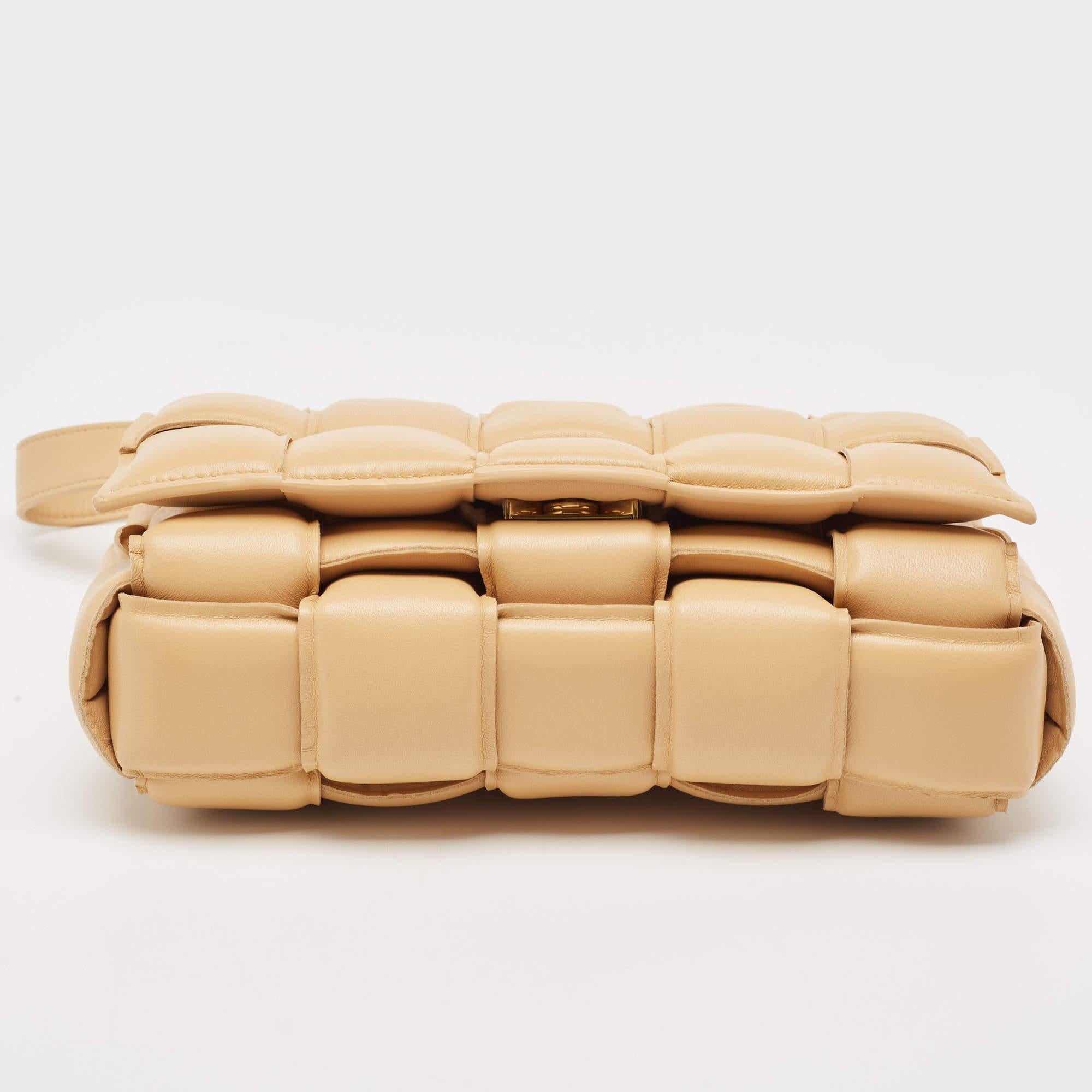 Bottega Veneta - Sac à bandoulière Cassette en cuir rembourré beige Pour femmes en vente