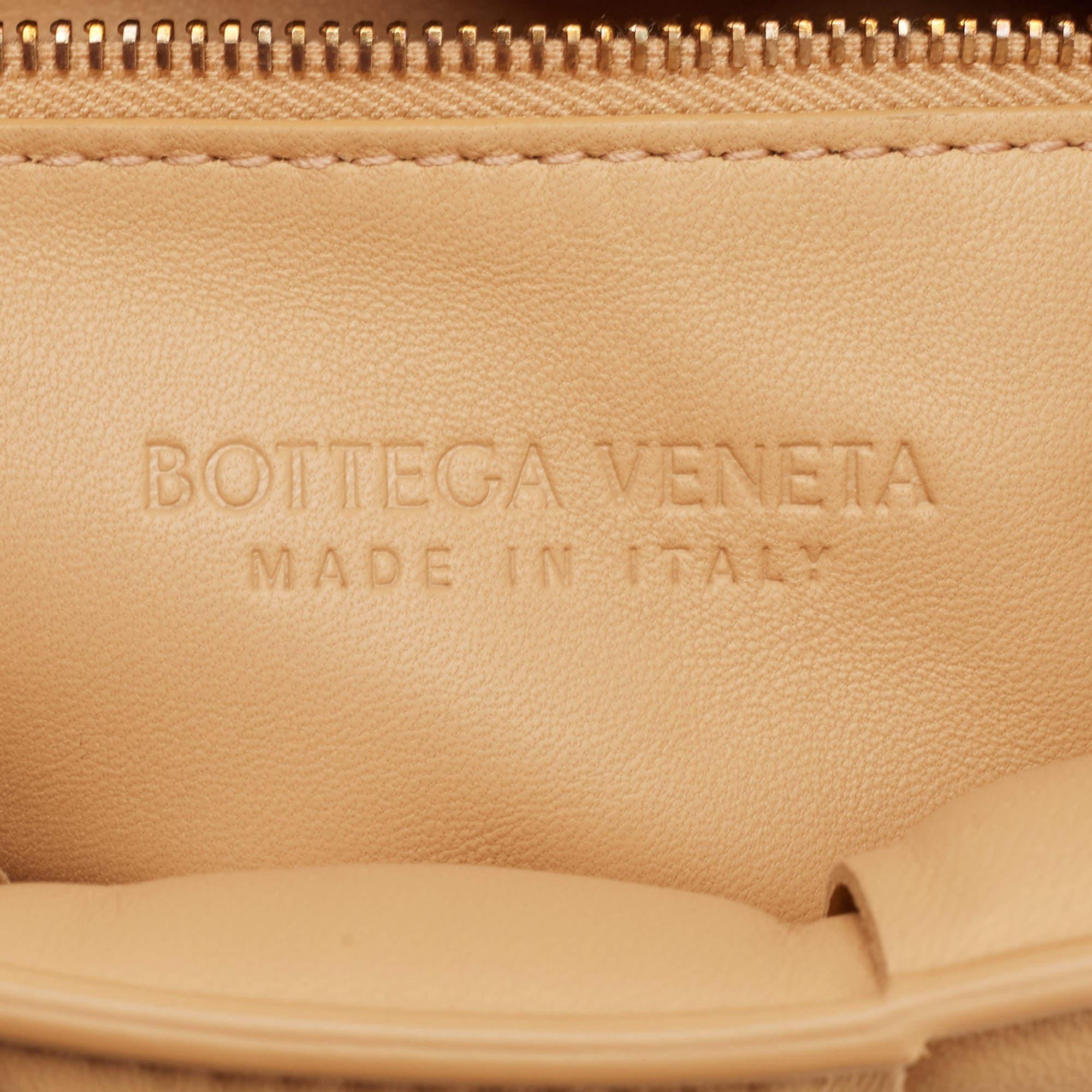 Bottega Veneta - Sac à bandoulière Cassette en cuir rembourré beige en vente 1