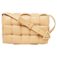 Beige gepolsterte Cassette-Umhängetasche aus Leder von Bottega Veneta