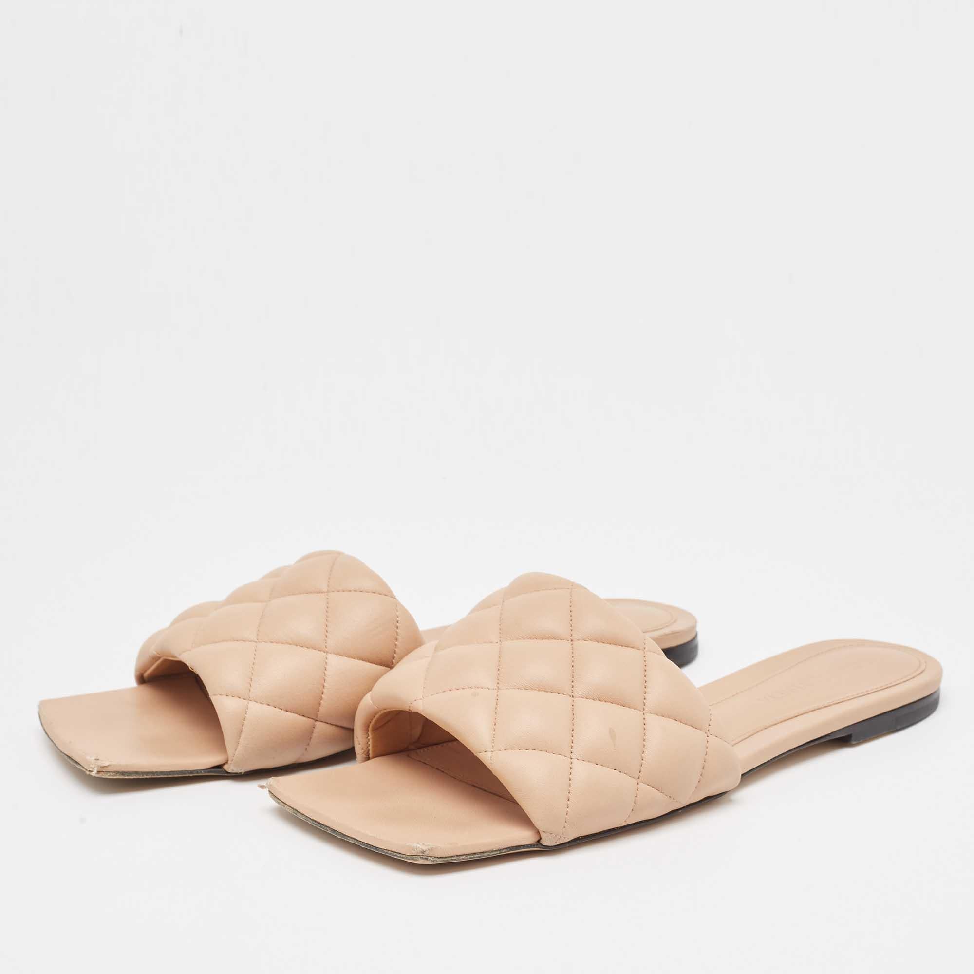 Frame your feet with these Bottega Veneta flat sandals. Created using the best materials the flats are perfect with short midi and maxi hemlines.