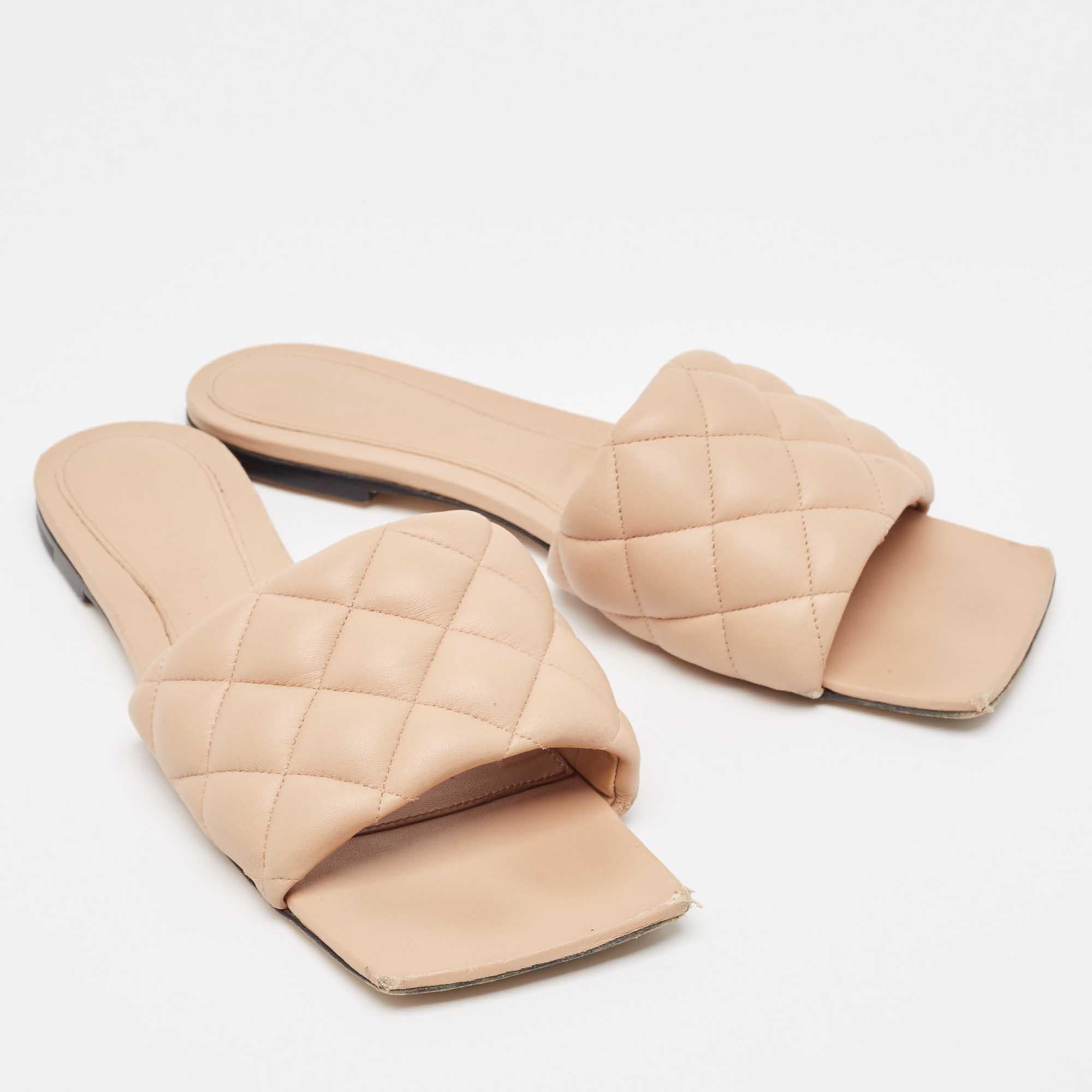 Women's Bottega Veneta Beige Padded Leather Flat Slides Size 39