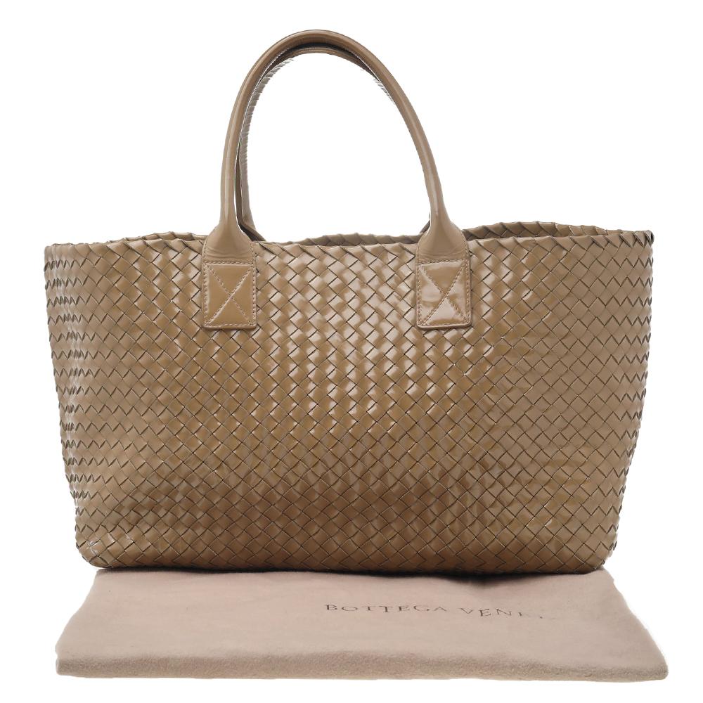 Bottega Veneta Tote Cabat in pelle verniciata Intrecciato Beige 7