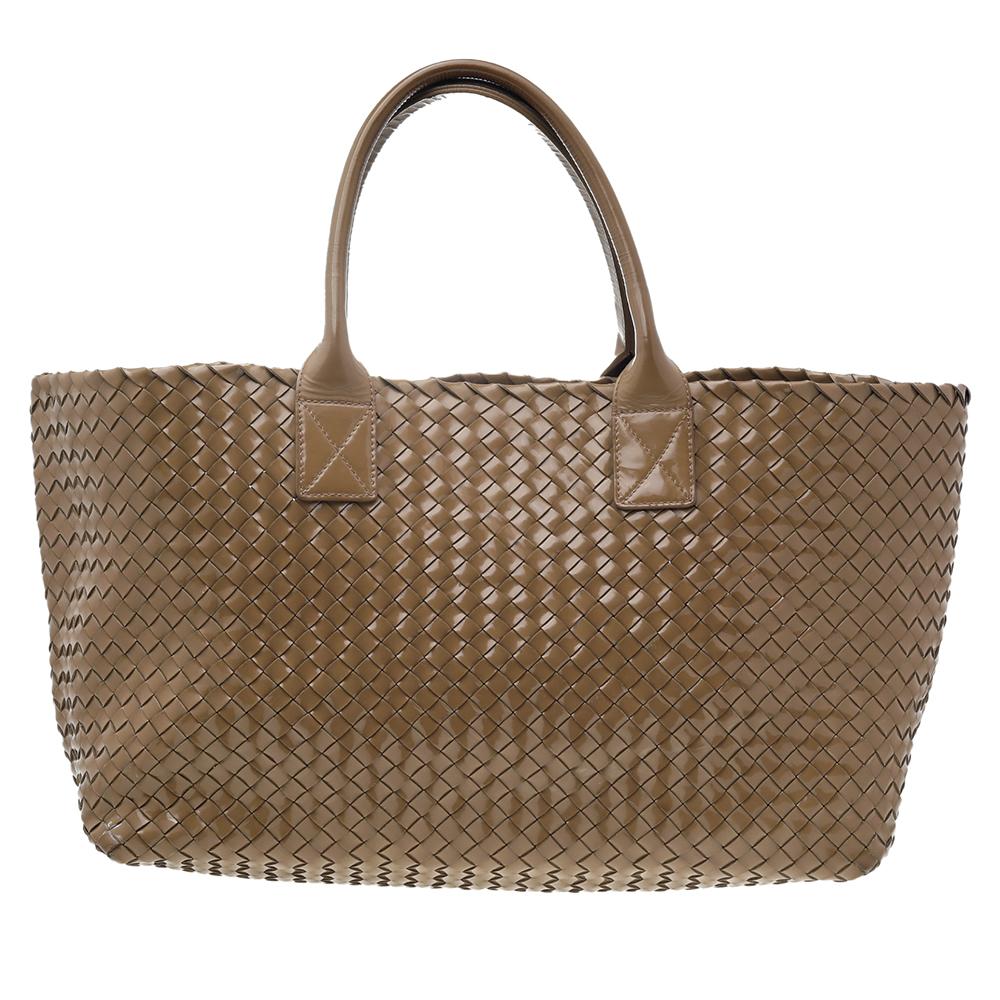 One look at this Cabat tote from Bottega Veneta and you'll know why it is so wonderful. It is high in style and magnificent in appeal. Crafted from patne leather and held by two rolled handles, it is brimming with artistry and quality craftsmanship.