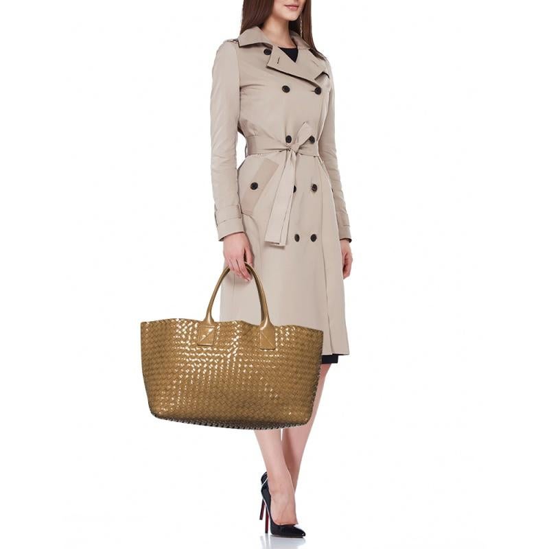 Bottega Veneta Beige Patent Intrecciato Leather Cabat Tote In Good Condition In Dubai, Al Qouz 2