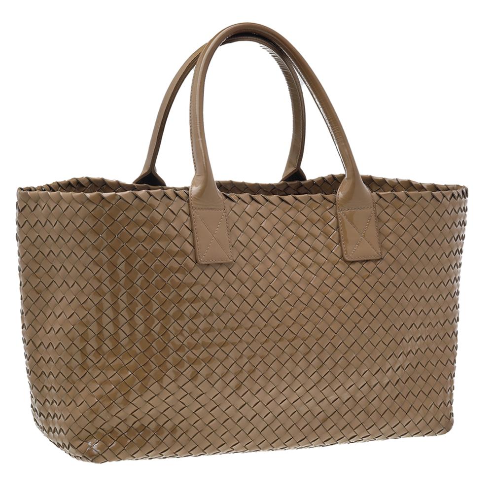 Donna Bottega Veneta Tote Cabat in pelle verniciata Intrecciato Beige