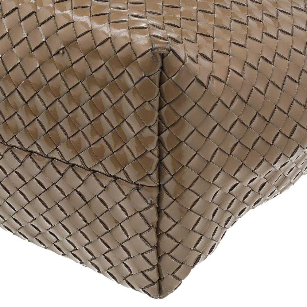 Bottega Veneta Tote Cabat in pelle verniciata Intrecciato Beige 3