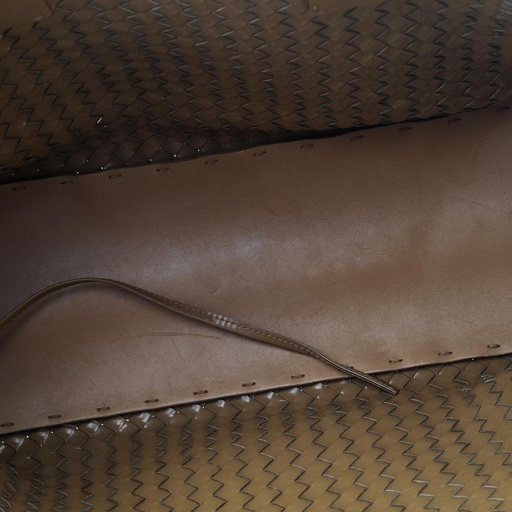 Bottega Veneta Tote Cabat in pelle verniciata Intrecciato Beige 5