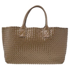 Bottega Veneta - Sac cabas cabat en cuir verni beige Intrecciato