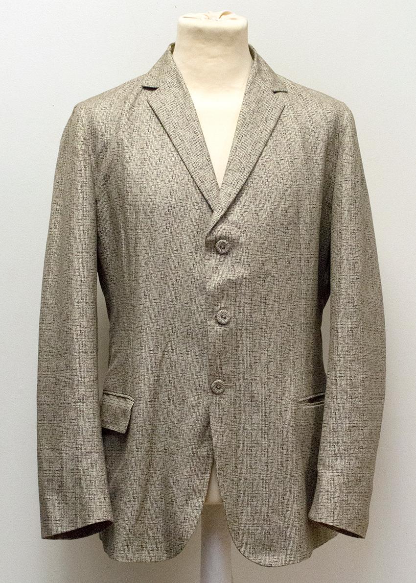 Bottega Veneta beige blazer with all-over squared line pattern.

Buttoned fastening, has interior and exterior pockets.

Hardly worn, in very good condition.

56% Linen/ 44% Cotton


IT 52
Approx.
Length: 80cm
Chest: 48cm
Shoulder: 45cm
Sleeve: 87cm