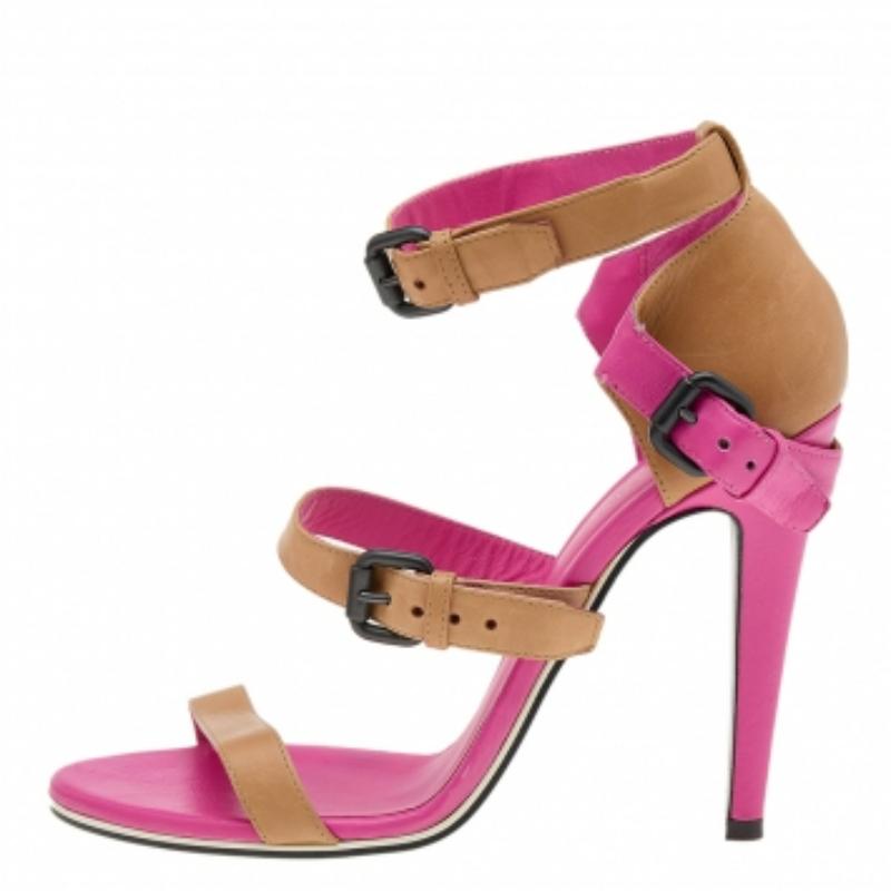 Sabes que vas a tener un día feliz en cuanto te pongas estas sandalias Bottega Veneta. Las sandalias beige y rosa están hechas de piel y vienen diseñadas a la perfección con correas abrochadas en el tobillo, puntera abierta, suela resistente y tacón