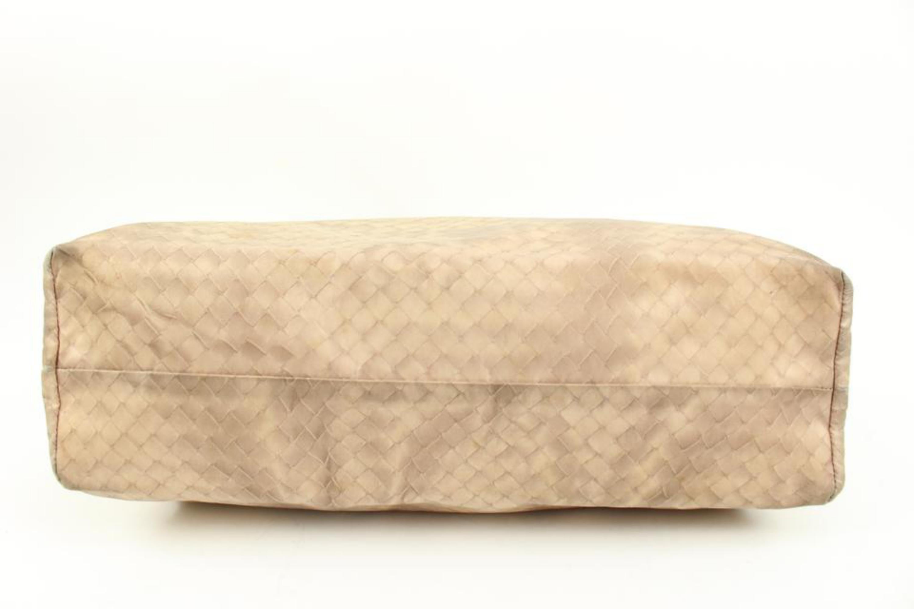 Bottega Veneta Sac fourre-tout moyen Intrecciolusion en nylon sable beige 20bv223 en vente 1