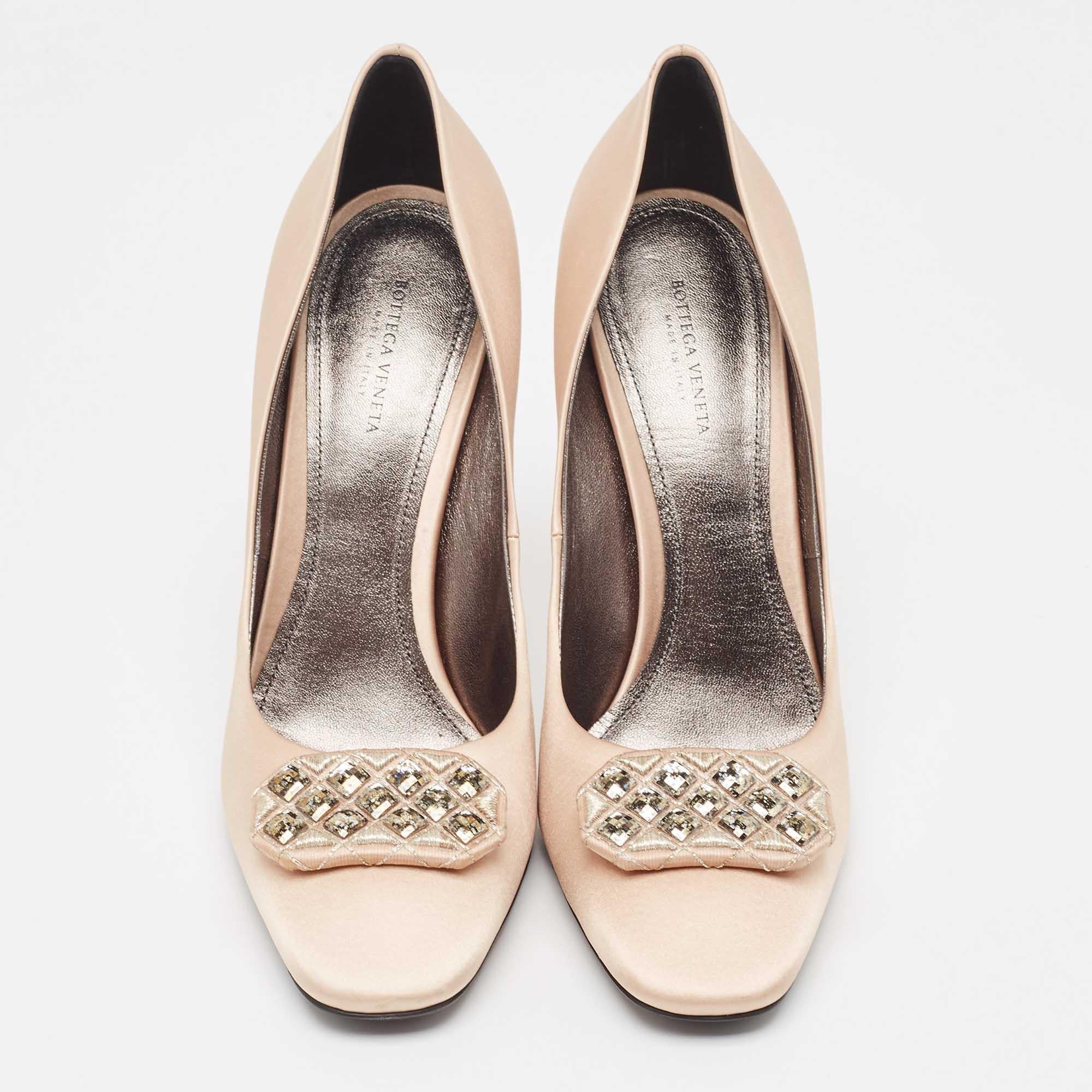 Bottega Veneta Beige Satin Crystal Embellished Pumps Size 39 In Excellent Condition In Dubai, Al Qouz 2
