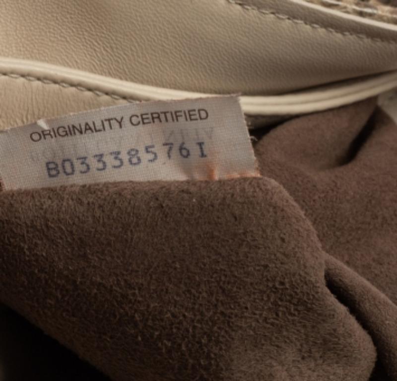 Le sac Olimpia de Bottega Veneta présente le savoir-faire artistique du Label en matière d'artisanat d'art et de conceptions classiques. Tissé selon la technique Intrecciato à partir de cuir de serpent, il présente une teinte beige, une poignée