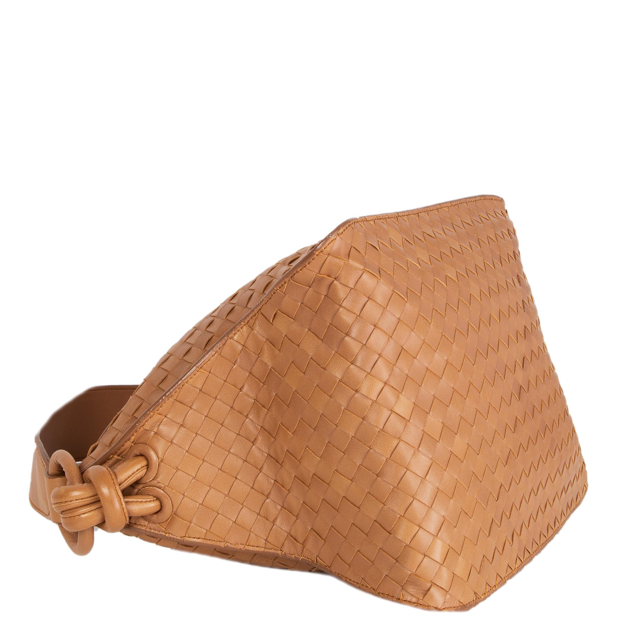 BOTTEGA VENETA beige woven leather INTRECCIATO Shoulder Bag In Excellent Condition In Zürich, CH