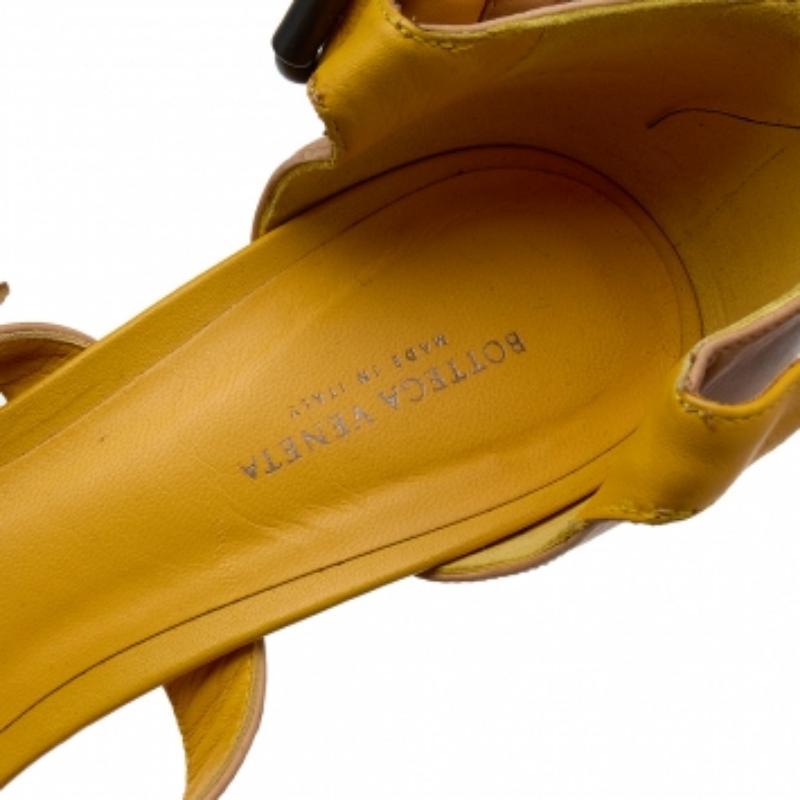 Bottega Veneta Sandalias de tiras de piel beige/amarillo talla 38 en venta 1