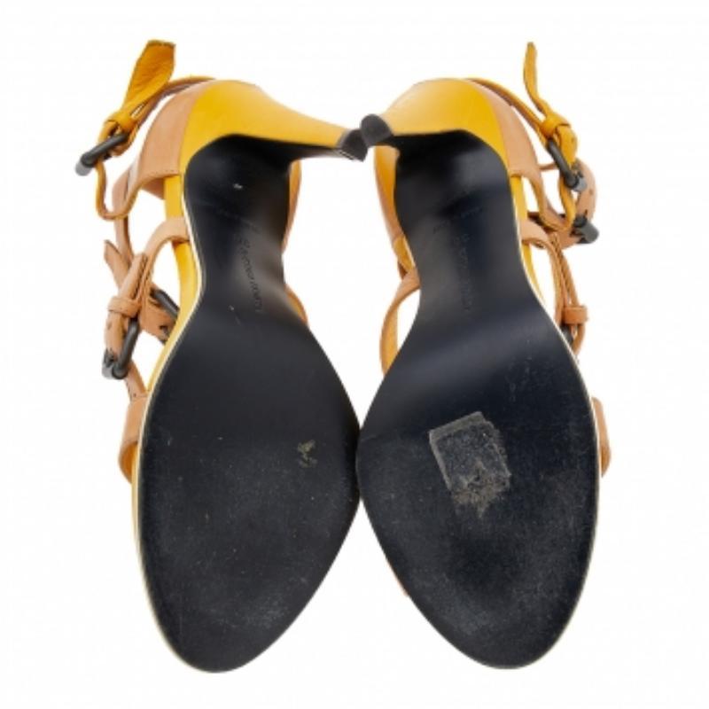 Bottega Veneta Sandalias de tiras de piel beige/amarillo talla 38 en venta 3