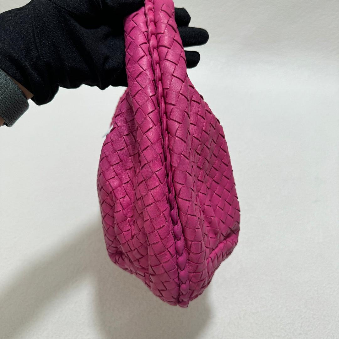 Bottega Veneta Belly Hobo Intrecciato Avocado Fuchsia Pink Nappa Leather Medium 40cm These are professional photos of the actual bag offered by Luxbags. This Bottega Veneta Belly Hobo Bag is an exceptional piece of luxury, crafted from iconic