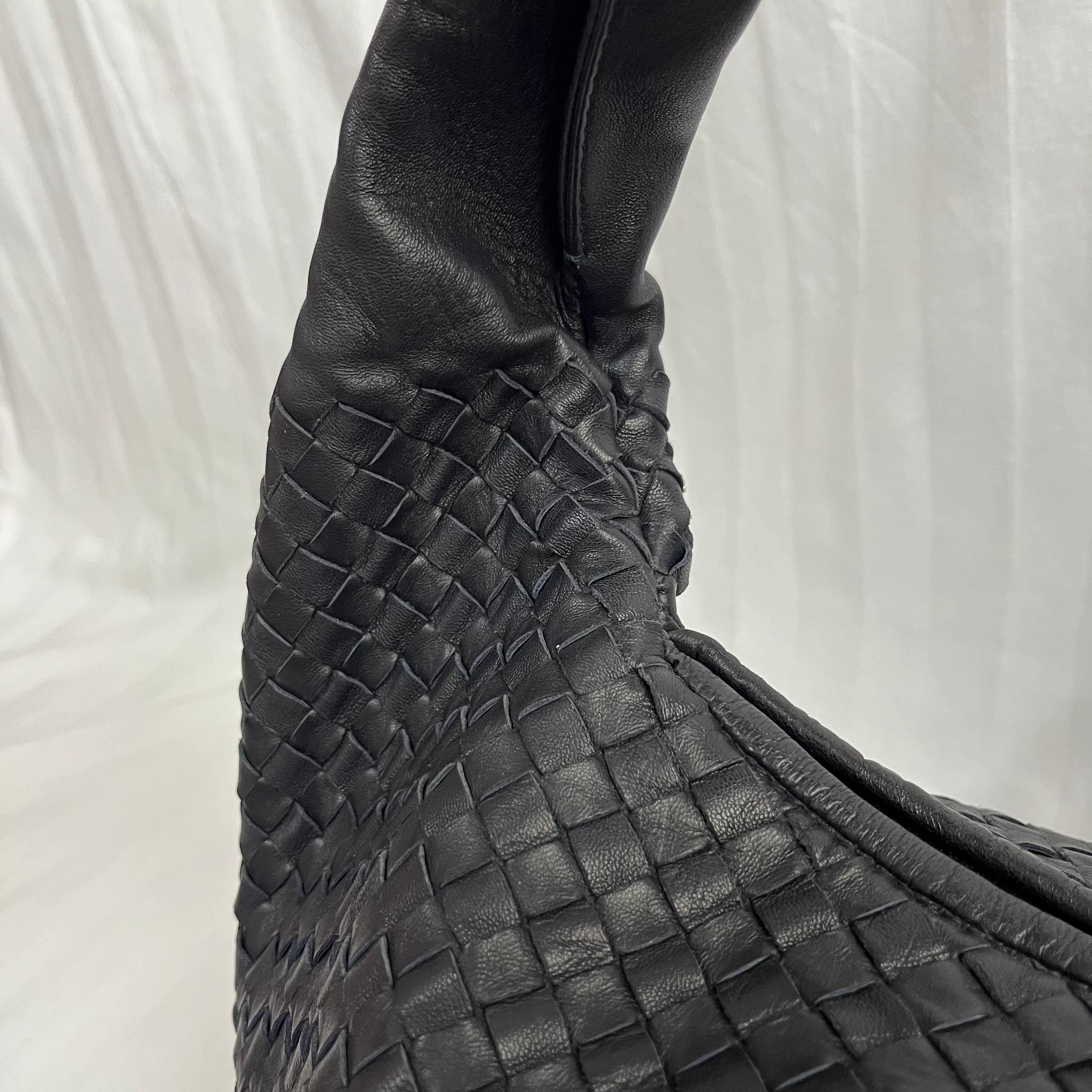 Bottega Veneta Belly Hobo Intrecciato Black Leather Maxi 50cm en vente 9