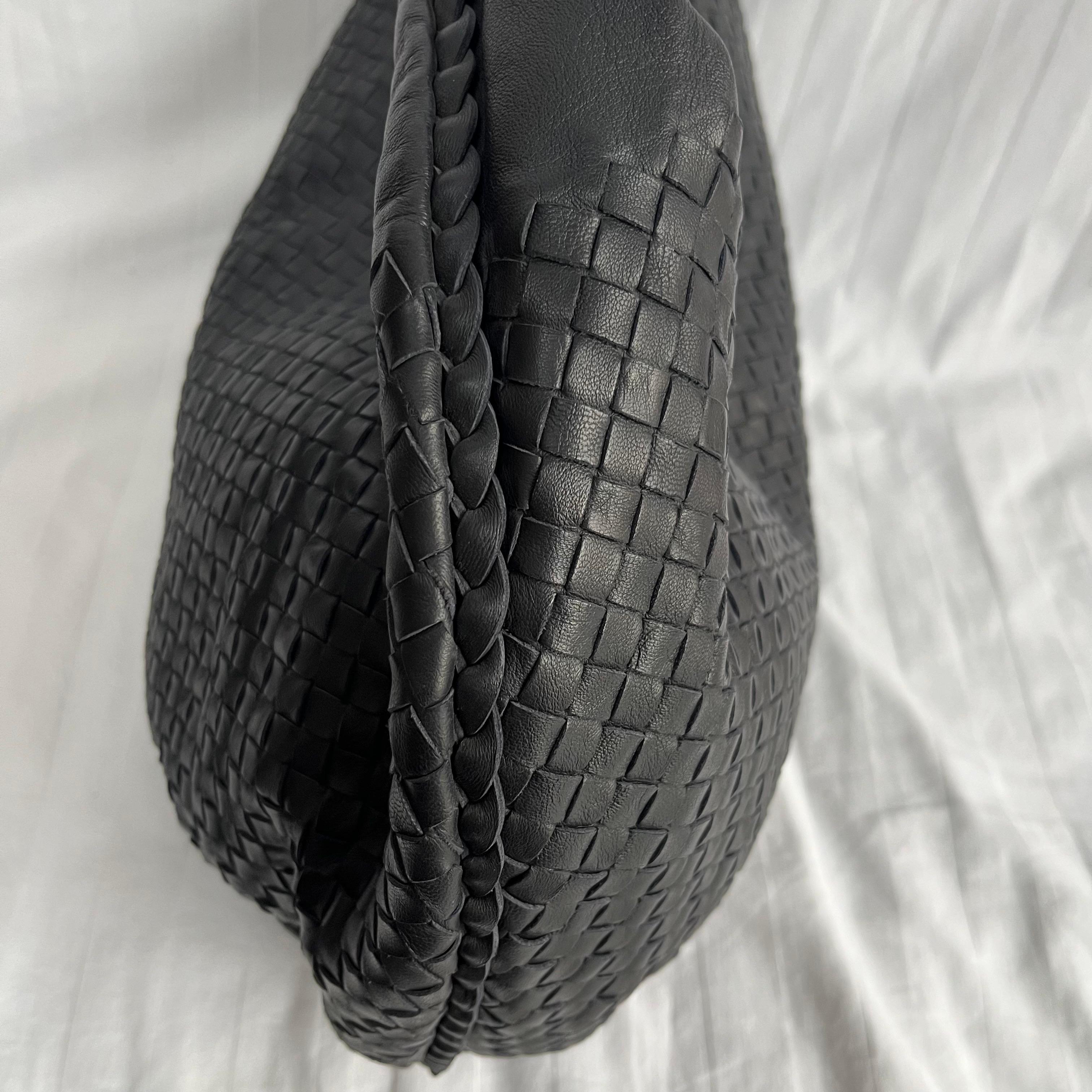 Bottega Veneta Belly Hobo Intrecciato Black Leather Maxi 50cm en vente 10