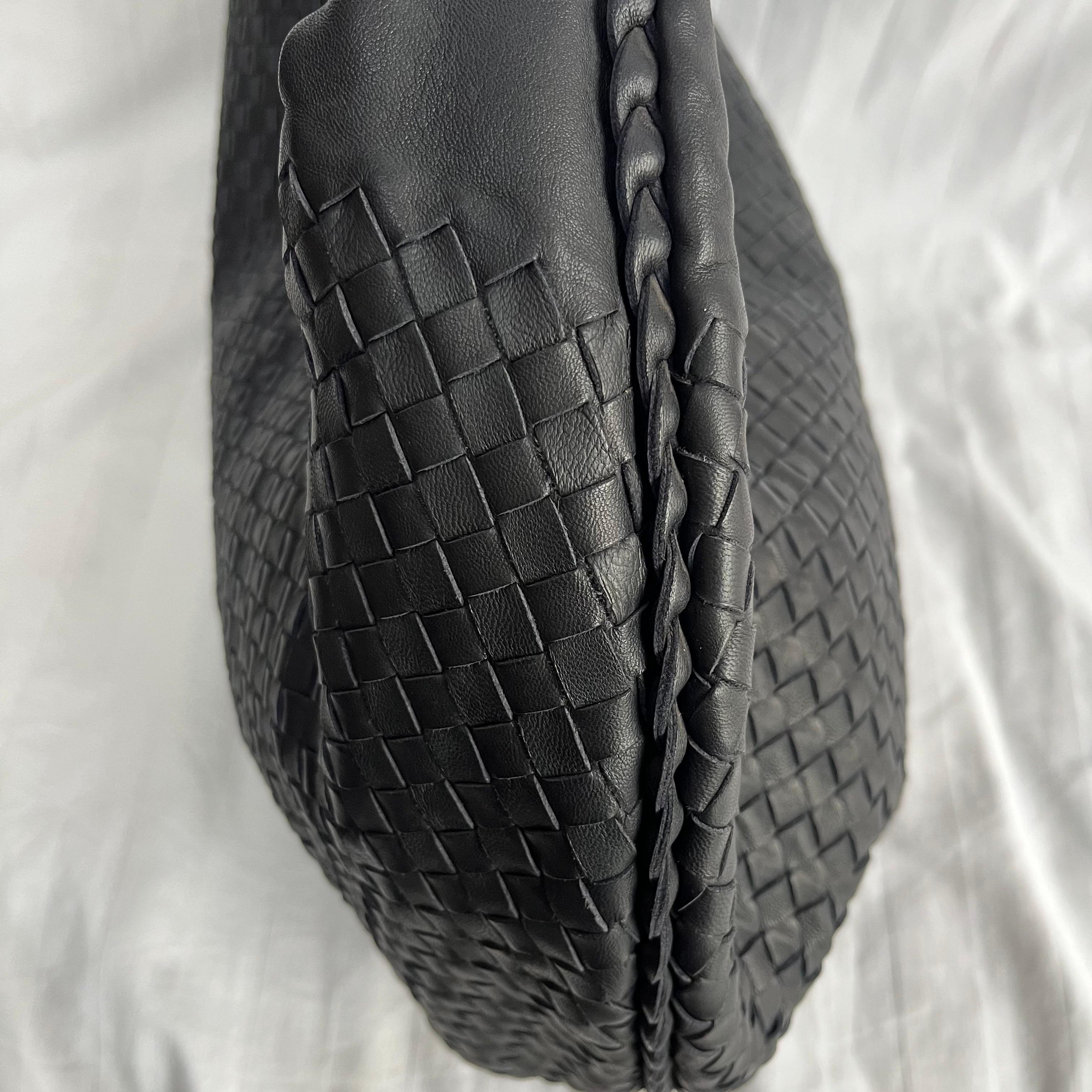 Bottega Veneta Belly Hobo Intrecciato Black Leather Maxi 50cm en vente 12