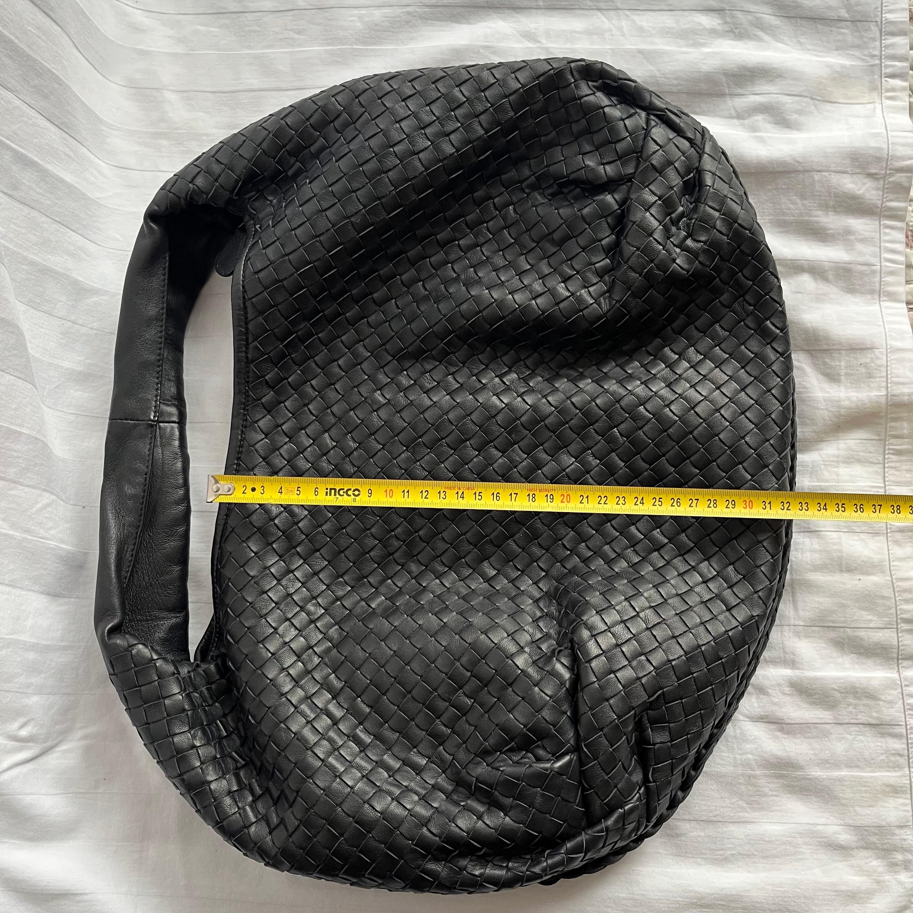 Bottega Veneta Belly Hobo Intrecciato Black Leather Maxi 50cm en vente 14
